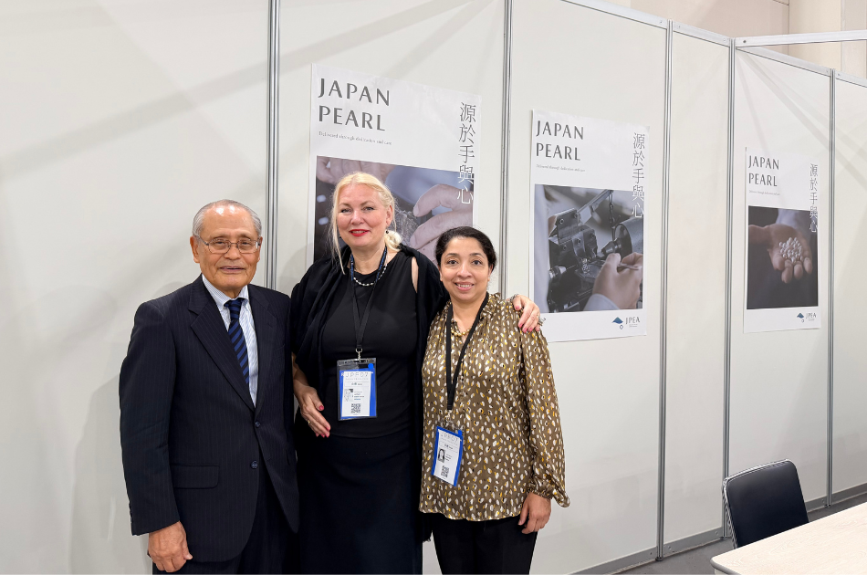 Esther posing with Reema at the Japan Pearl Fair in Kobe, Japan
