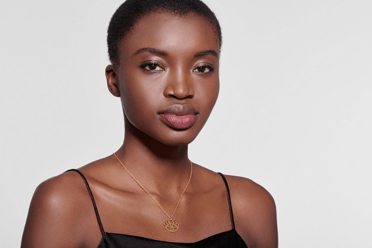 Auvere gold jewelry necklace on a model