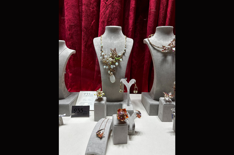 Roberto Bravo booth window display at Istanbul Jewelry Show