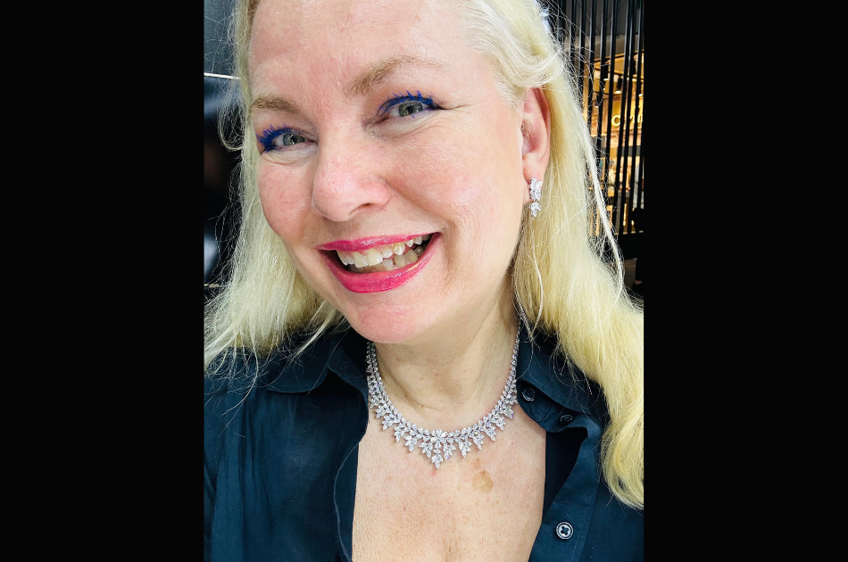 Esther Ligthart showing diamond necklace at booth Istanbul Jewelry Show