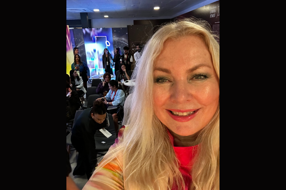 Esther ligthart before going on stage with influencers at Istanbul Jewelry Show