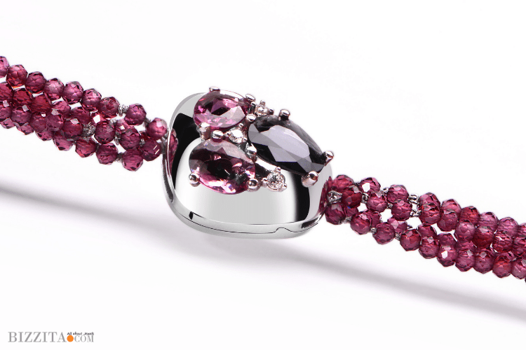 Köhle clasp design in white gold with red gemstone