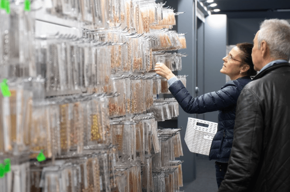 Buyers browsing through cash and carry jewelry at Oroarezzo