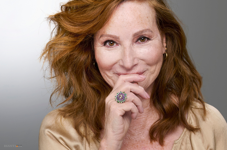 Tjallingii floral ring worn on hand by Dutch actress Marjan Mudder, showing gold and gemstone detail